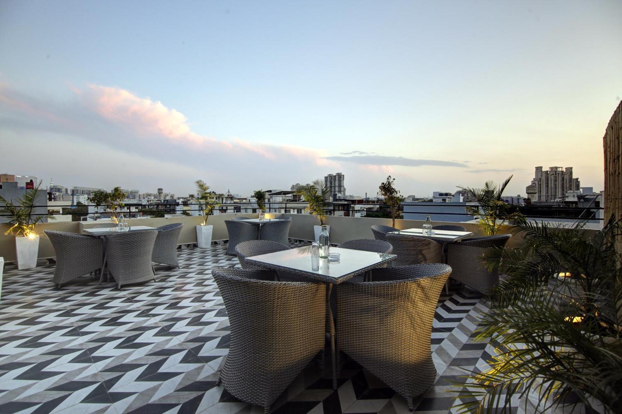 Saltstayz Select - Golf Course Road Гургаон Екстериор снимка